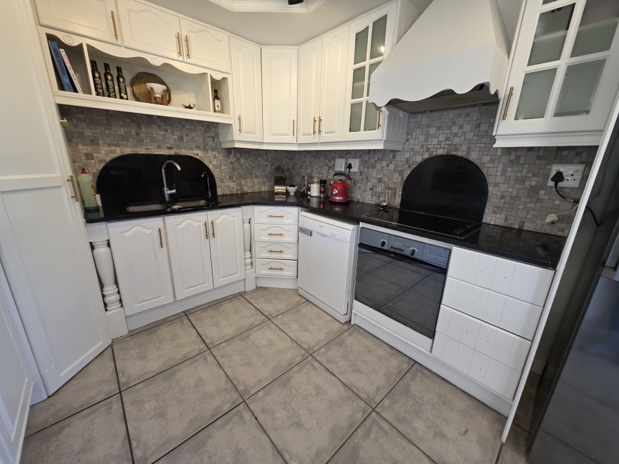 6 Bedroom Property for Sale in Oceanview Heights Western Cape